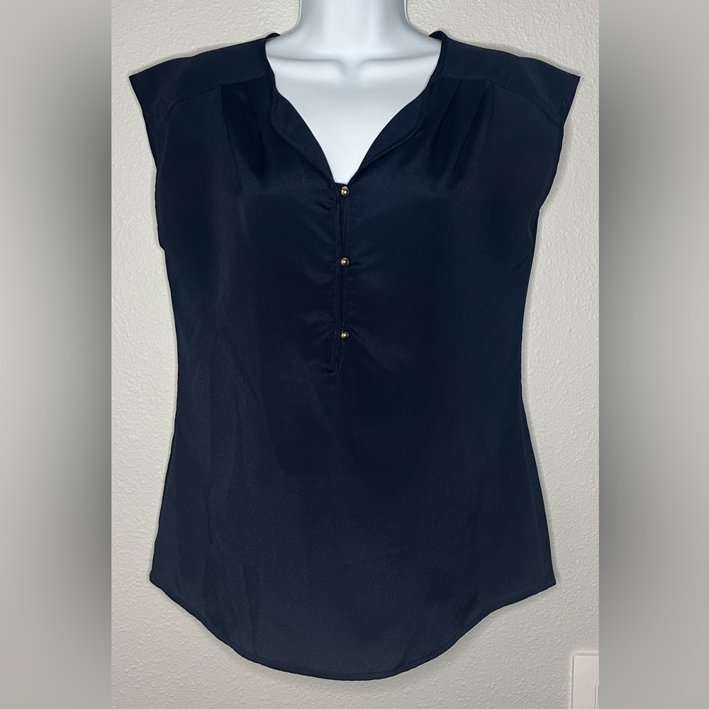 The Limited Women’s Navy V Neck Sleeveless Blouse Size Small